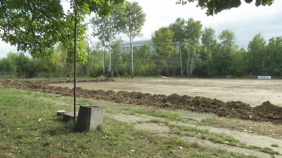 Стартира ремонтът на помощното игрище на стадион "Локомотив"