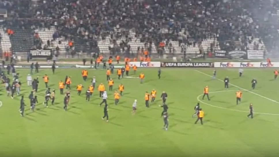 Ултрасите на ПАОК нахлуха на терена на стадион "Тумба" заради скандирания за Арис от феновете на Дортмунд