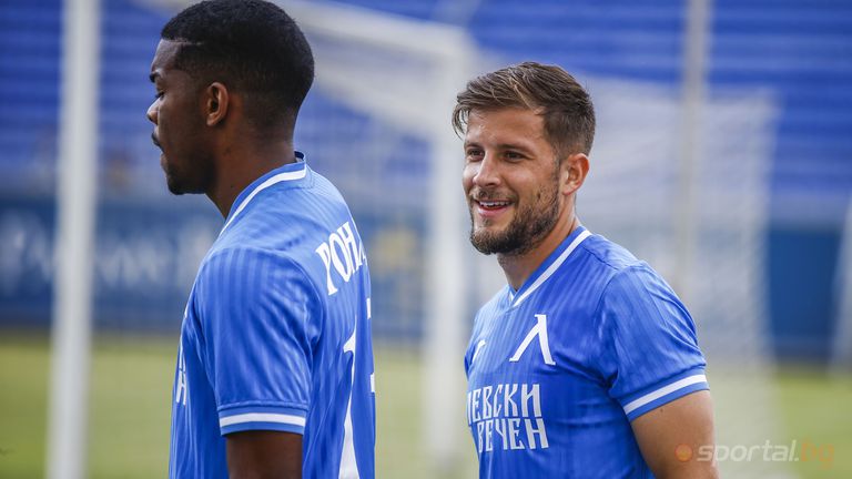 Те играят на поста десен защитник и треньорът Станимир Стоилов