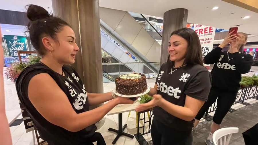 Националният отбор на България празнува рожден ден на Петя Баракова в Манила