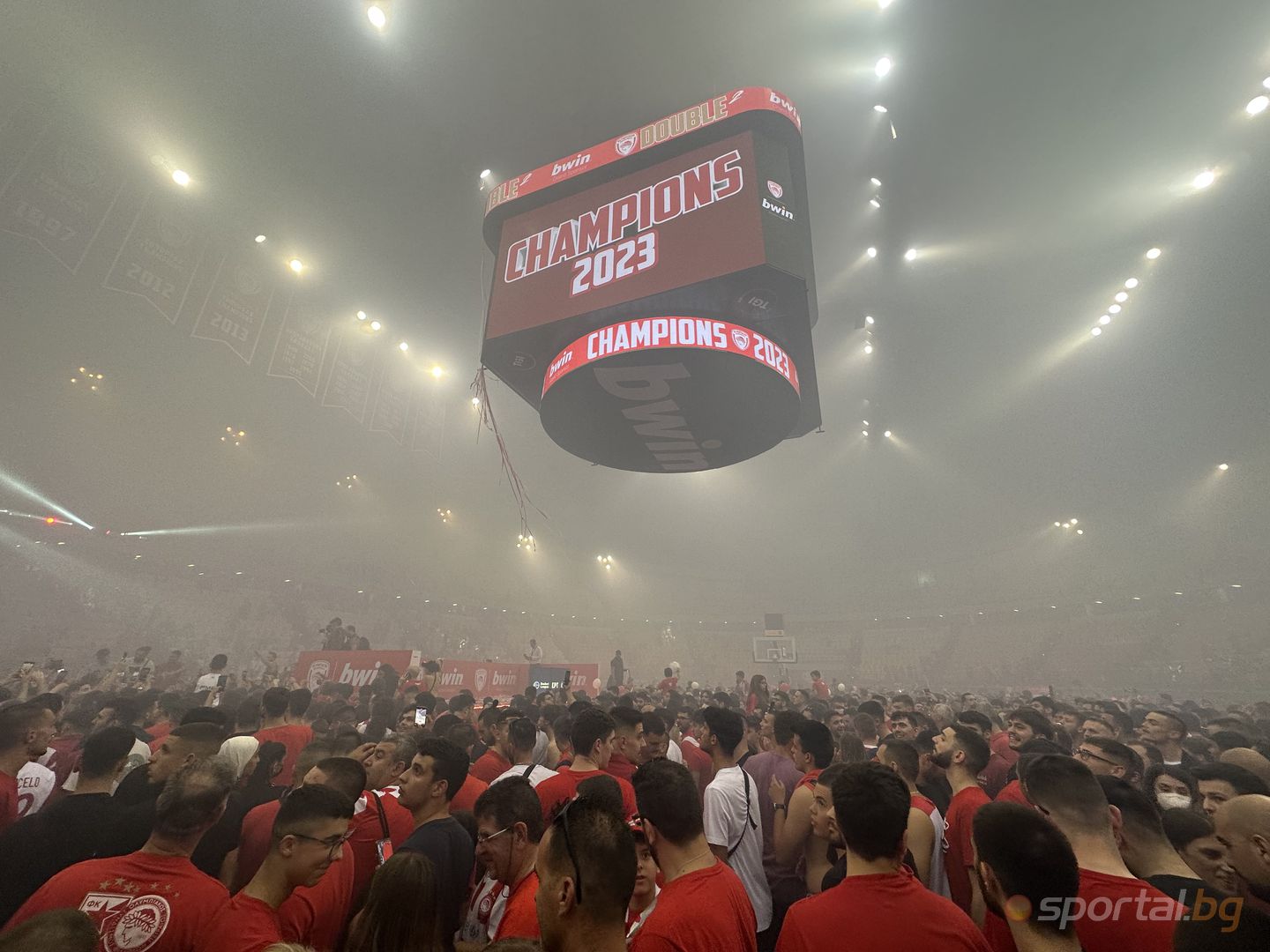 Емоциите от награждаването на Олимпиакос в снимки