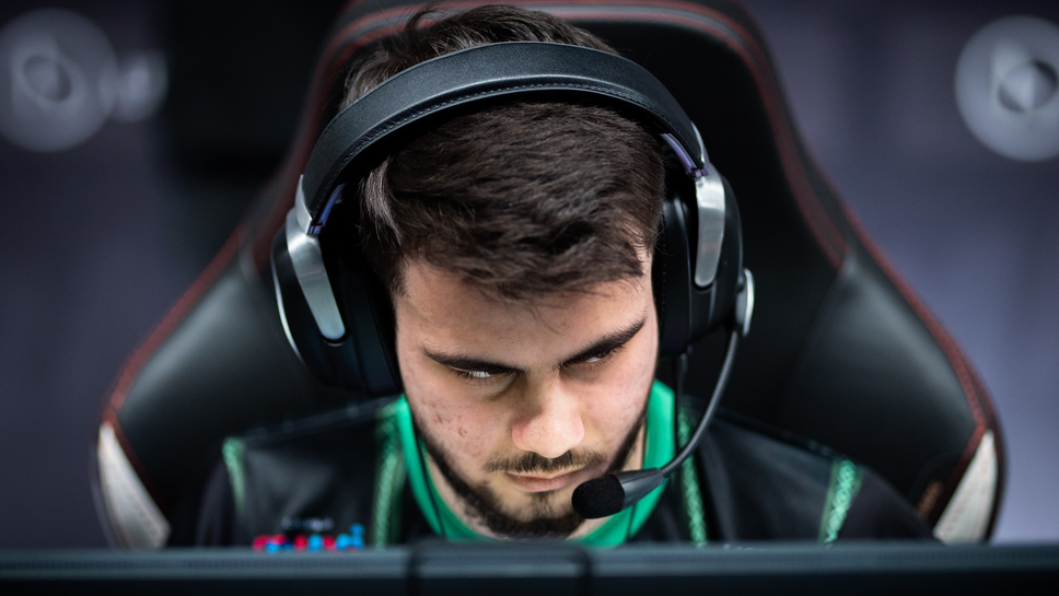 Falcons замести звезда с две обещаващи имена