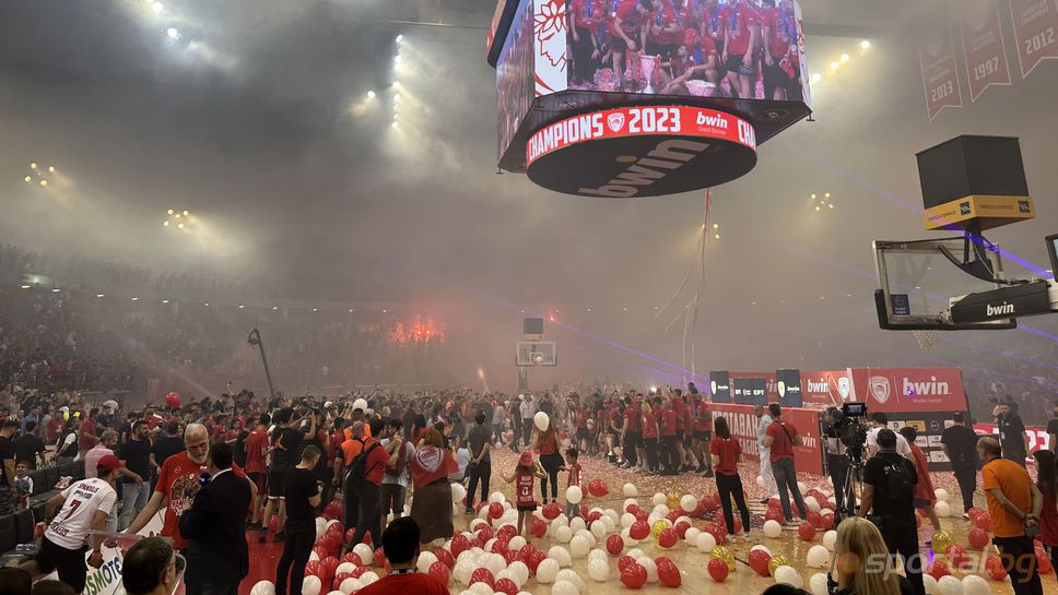 Емоциите от награждаването на Олимпиакос в снимки