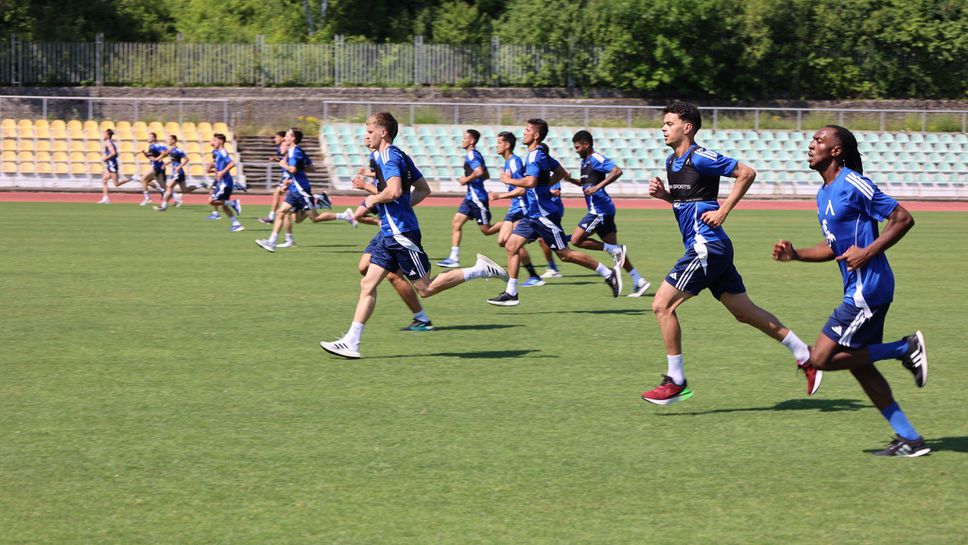 Левски продължава с интензивните тренировки на лагера в Правец