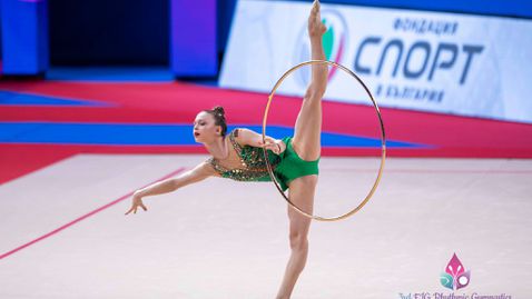  Магдалена Вълкова е в позиция за край на обръч 