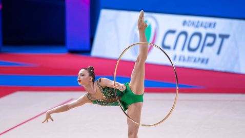 Магдалена Вълкова е в позиция за финал на обръч