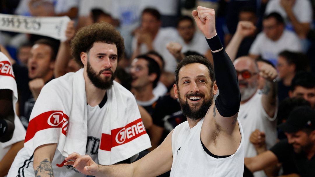 Трогателни сцени от Италия, Белинели и компания посветиха титлата на водещия тежка битка Полонара