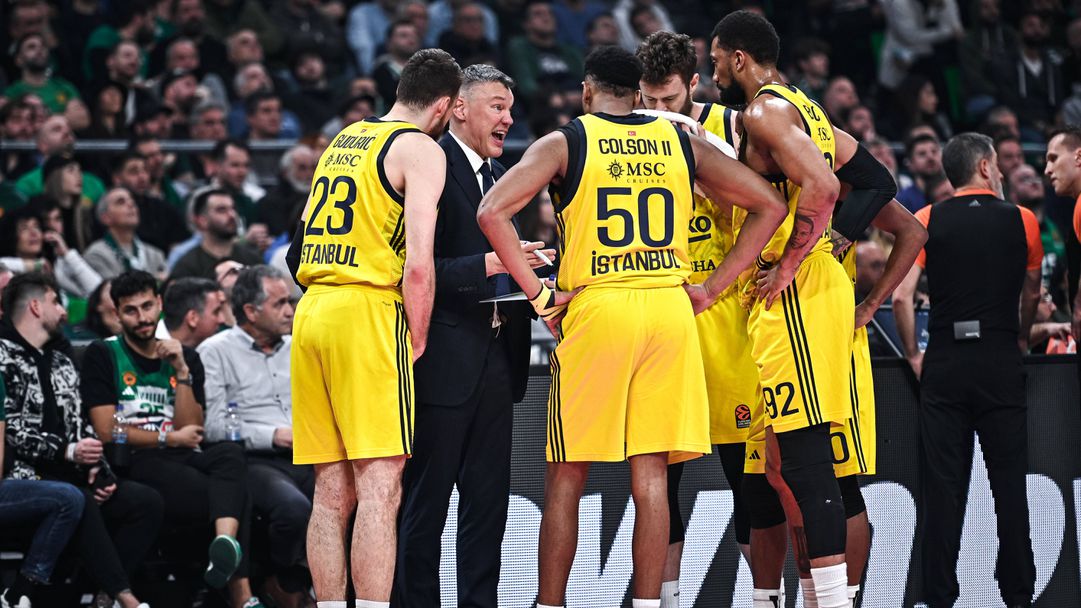 Фенербахче разби Бешикташ и поведе в битката за титлата