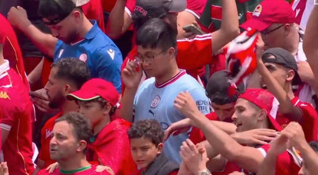 Фен на Ман Сити попадна в грешния сектор на мача с Уидад Казабланка