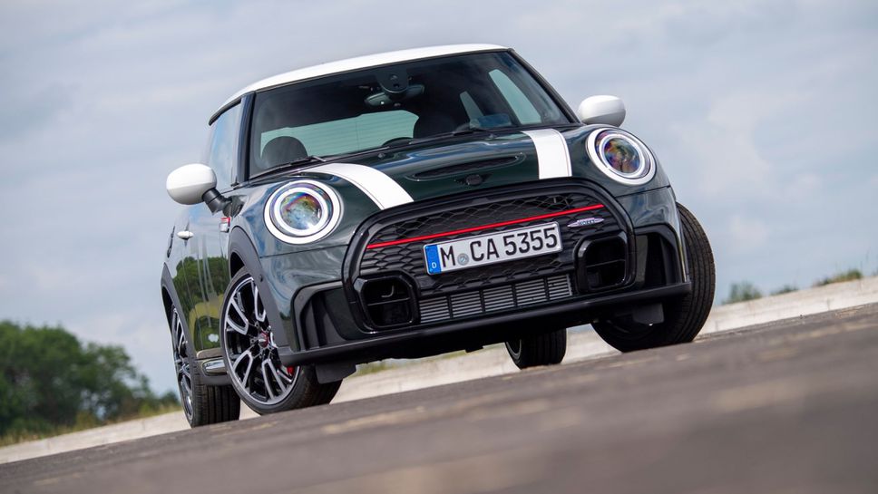 MINI представи юбилеен John Cooper