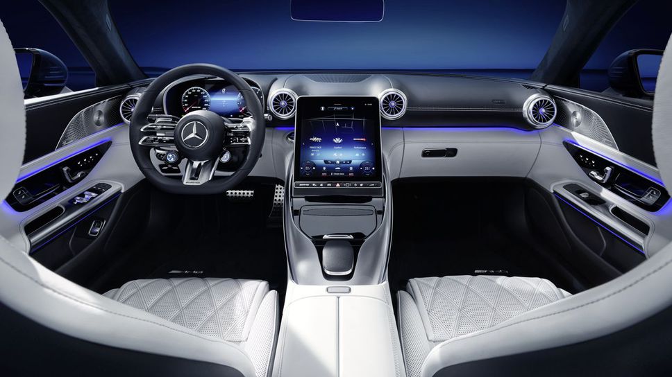 Поглед към интериора на бъдещия Mercedes-AMG SL