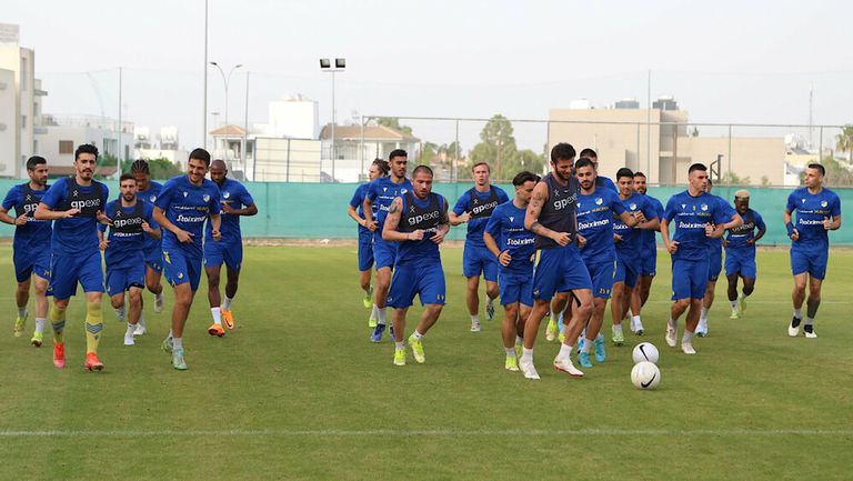 Групата на АПОЕЛ Вратари Андреас Христодулу Вид Белец Апостолос ЦилингирисЗащитници