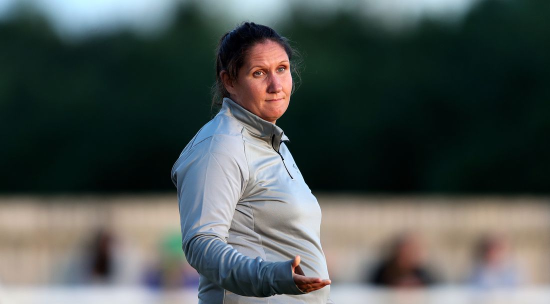 Първата жена мениджър на мъжки отбор в Англия остана на поста само две седмици