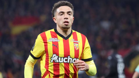  Рома контракти едната от двете си огромни цели в халфовата линия 