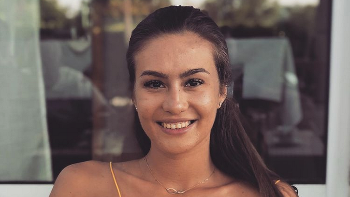 Грация показа наедрялото си коремче