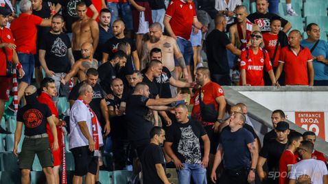 Фенове на ЦСКА - София започнаха да пълнят бойкотиращия Сектор "Г", ултрасите ги спряха