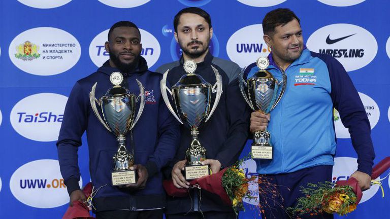 Иран спечели отборната купа в свободния стил на Световното по борба за юноши в София