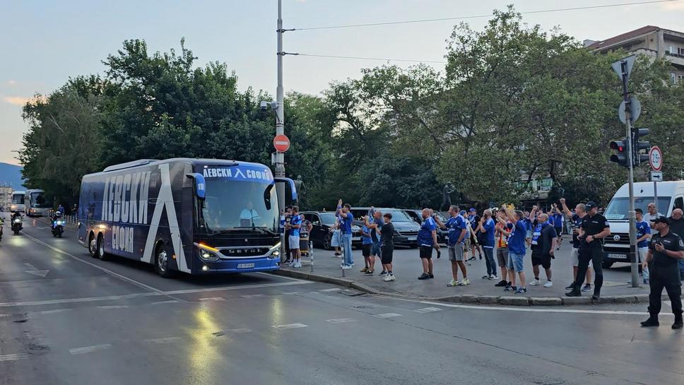 Еуфория при пристигането на автобуса на Левски