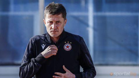  Саша Илич инспектира терена на Националния стадион преди мача със Септември 