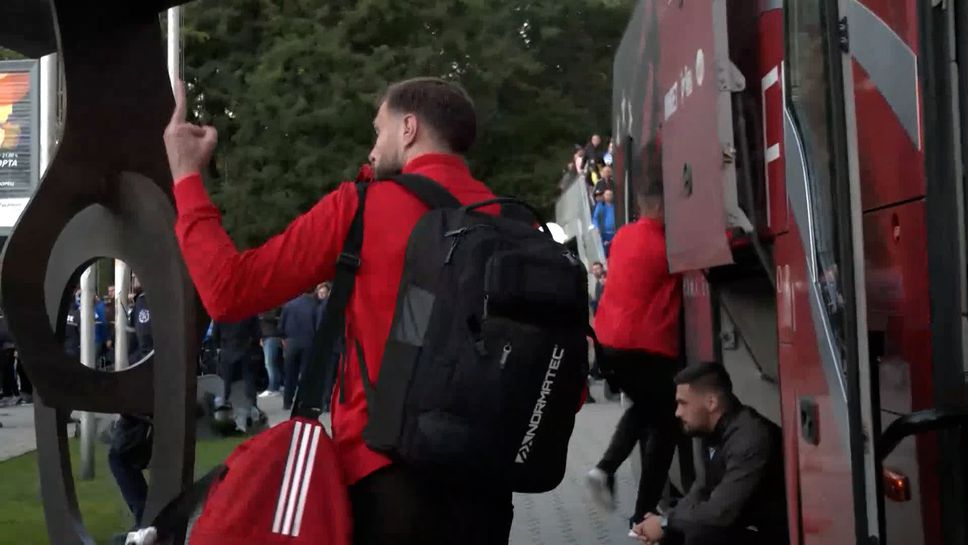 Вратарят на ЦСКА-София Густаво Бусато с неприличен жест към феновете на Левски