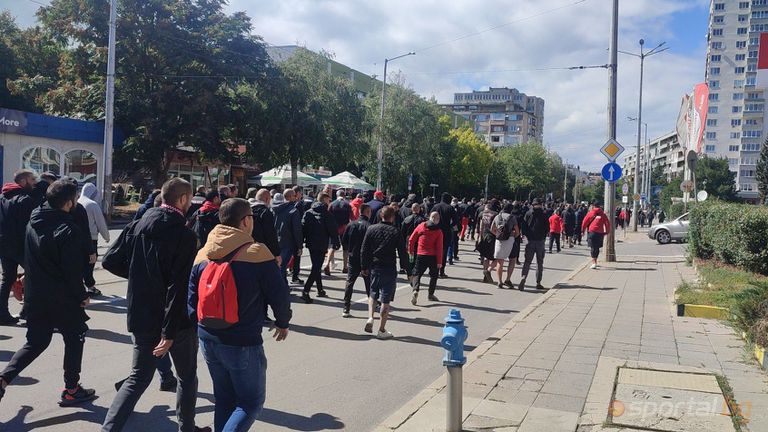 Феновете от сектор “Г” организираха шествие до "Армията"
