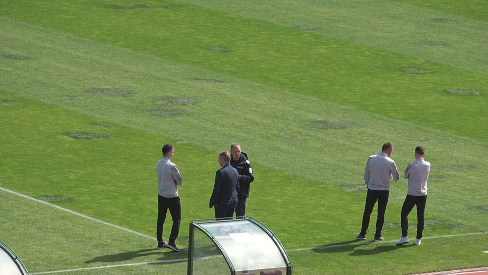 Реферите инспектираха терена за дербито на Васил Левски