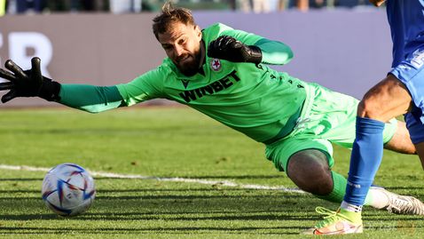  Бусато сподели междинен пръст на “сините ” почитатели 