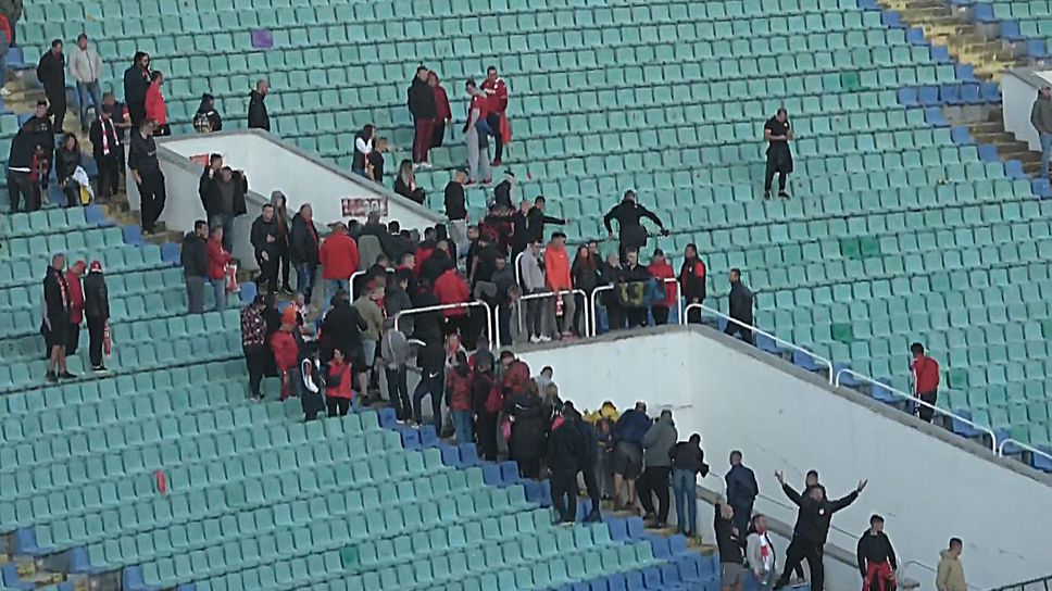 "Червените" фенове и играчи напуснаха безславно Националния стадион