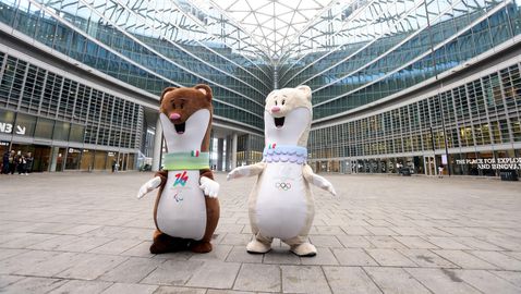 Президентът на МОК Кърсти Ковънтри е възхитена от олимпийското село в Милано