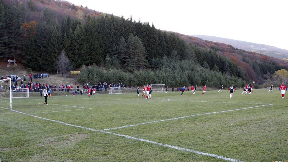 Скандал в Железница! Футболист нахлува и удря играч на гостите, нямало охрана