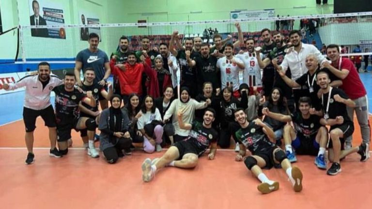 Националът Светослав Иванов и тимът на Джизре Беледийе Спор се