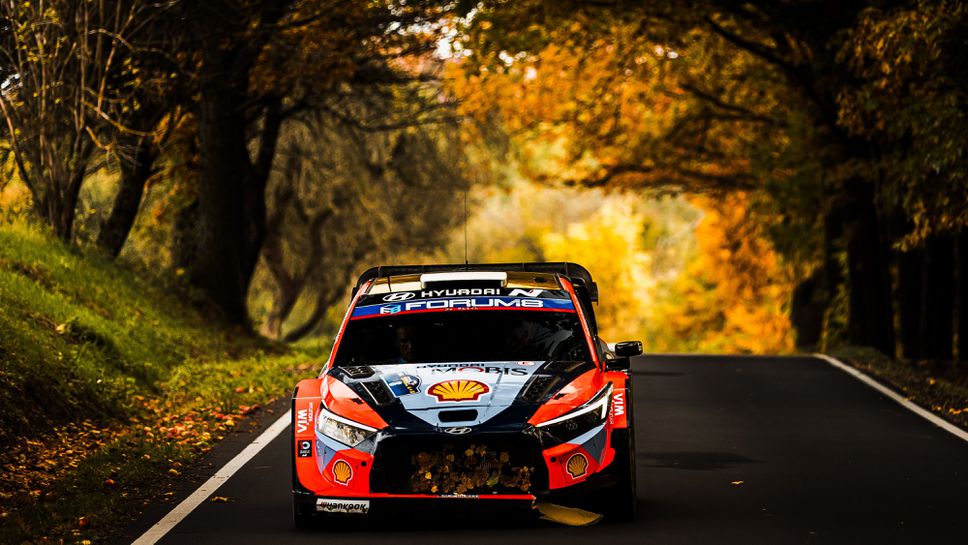 Двукратният световен шампион Кале Рованпера контролира хода на рали Централна