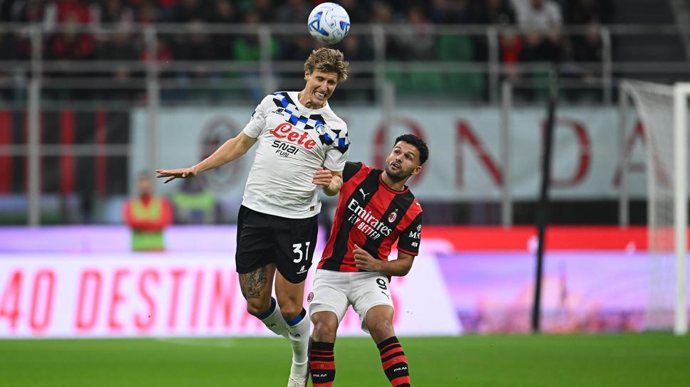 Милан 1:0 Аталанта, домакините поведоха от дузпа