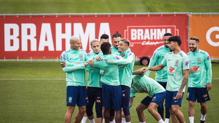 Бразилският футболист на Барселона Рафиня призова хората в родината си