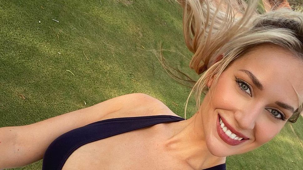 Голфърка разпали фантазиите със секси коледна визия