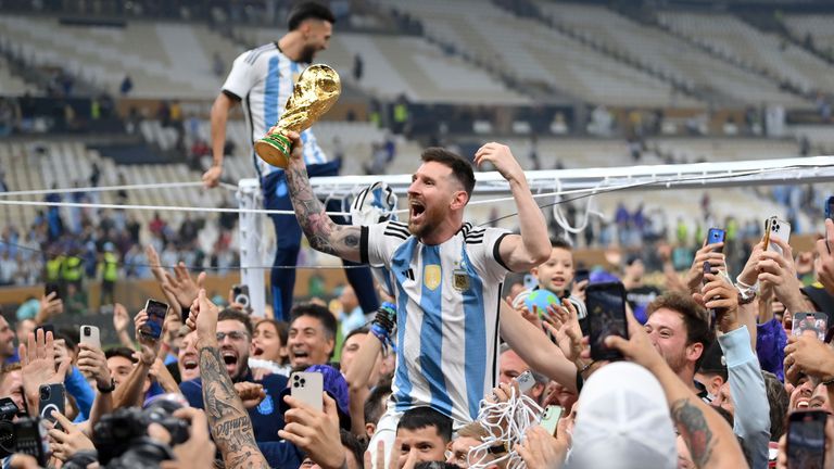 Публикацията на аржентинската футболна звезда Лионел Меси с титлата от