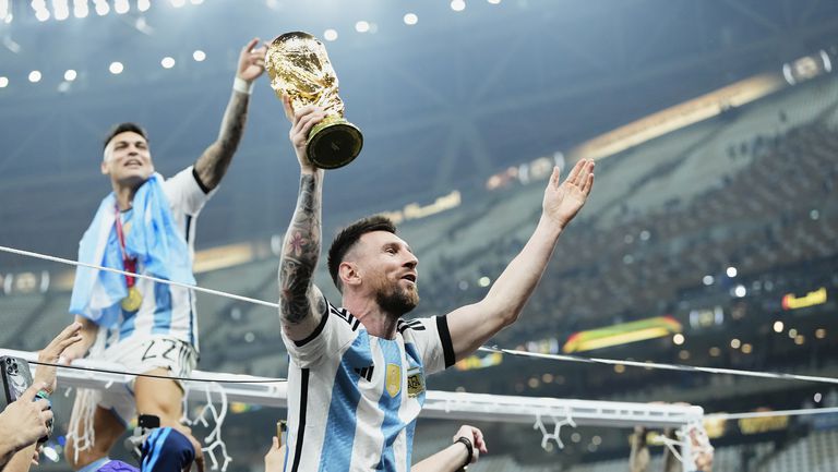 Празненствата на футболистите на Аржентина се пренесоха от терена в