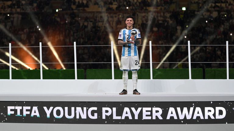 Халфът на АржентинаЕнцо Фернандес беше избран за Най-добър играч до
