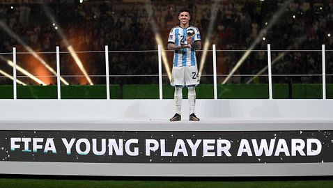 Енцо Фернандес с приз за Най-добър млад играч