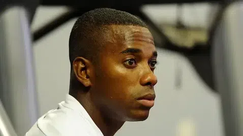  Робиньо ремонтира тв приемници, с цел да излезе по-рано от пандиза 