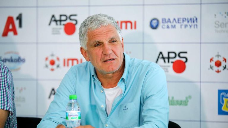 Бащата на Александър Везенков Сашо е на трибуните в