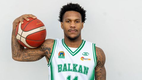 Амад Рори позира с екипа на Балкан