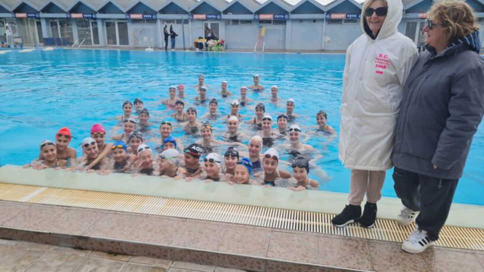 Синхронистки от всички клубове играха на открит басейн през зимата