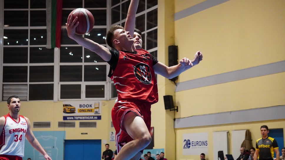 Микс обърна Енигма Фойерверк в последната четвърт