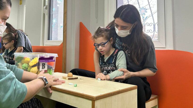 Дъщерята на плувен треньор отново се нуждае от помощ