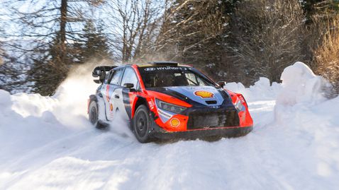 Колата на Нювил вече е украсена с №1