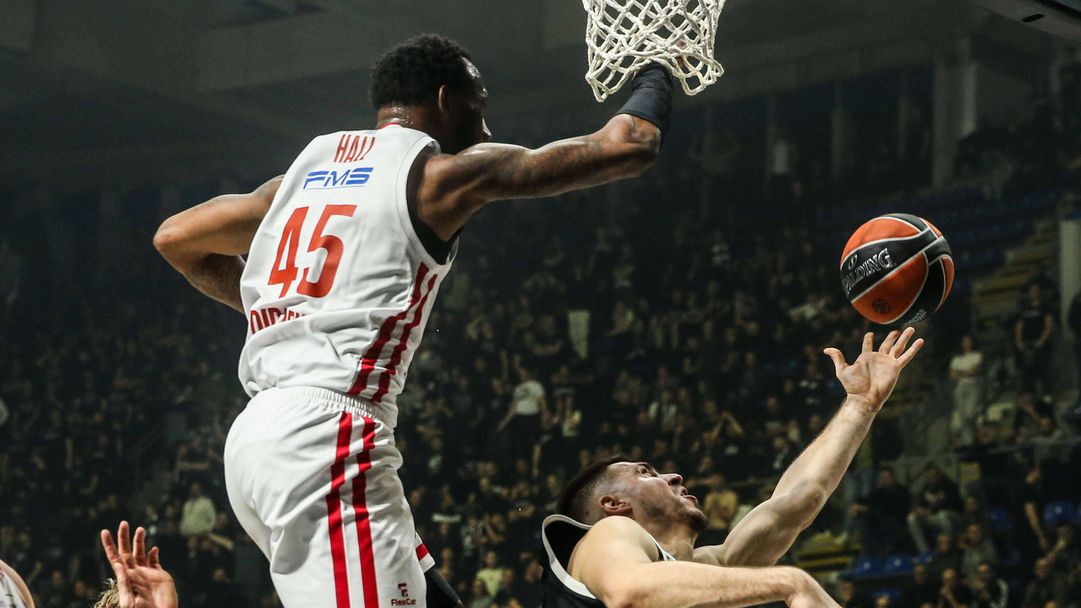 Донта Хол: Конкуренцията на позицията център ни прави по-добри