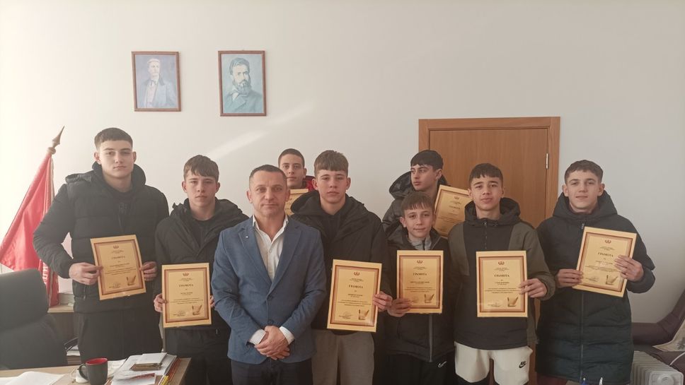 Възпитаниците на спортно училище Ген Владимир Стойчев от 8 Б