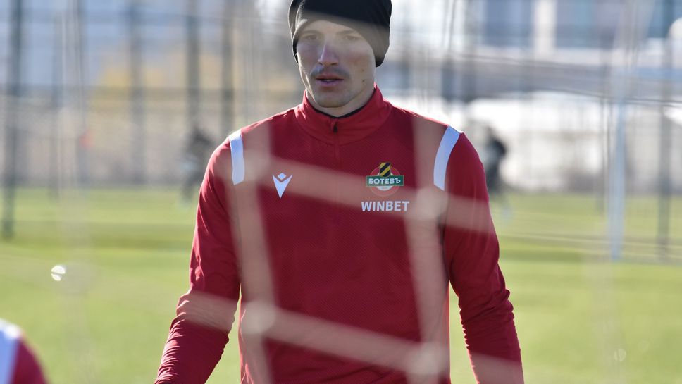 Отборът на Ботев Пловдив продължава с двуразовите тренировки на лагера