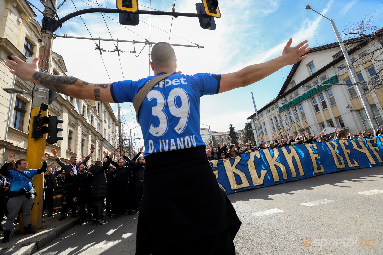 Мащабно шествие на феновете на Левски преди мача с Локо (Пловдив)